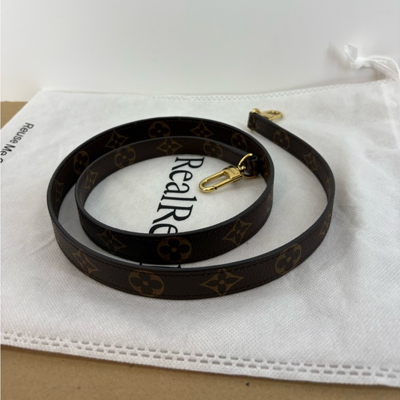 Louis Vuitton Paris, Brown Purse, Excelent Condition, Comes with Strap - Picture 15 of 15